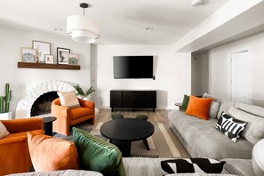 Una televisión, una chimenea, libros, una oficina