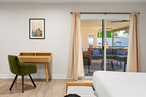 5 Schlafzimmer, Schreibtisch, Bügeleisen/Bügelbrett, Reisekinderbett