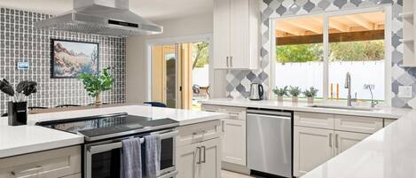 Refrigerador, microondas, horno, placa de cocina