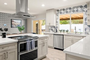 Køleskab, mikrobølgeovn, ovn, kogeplade