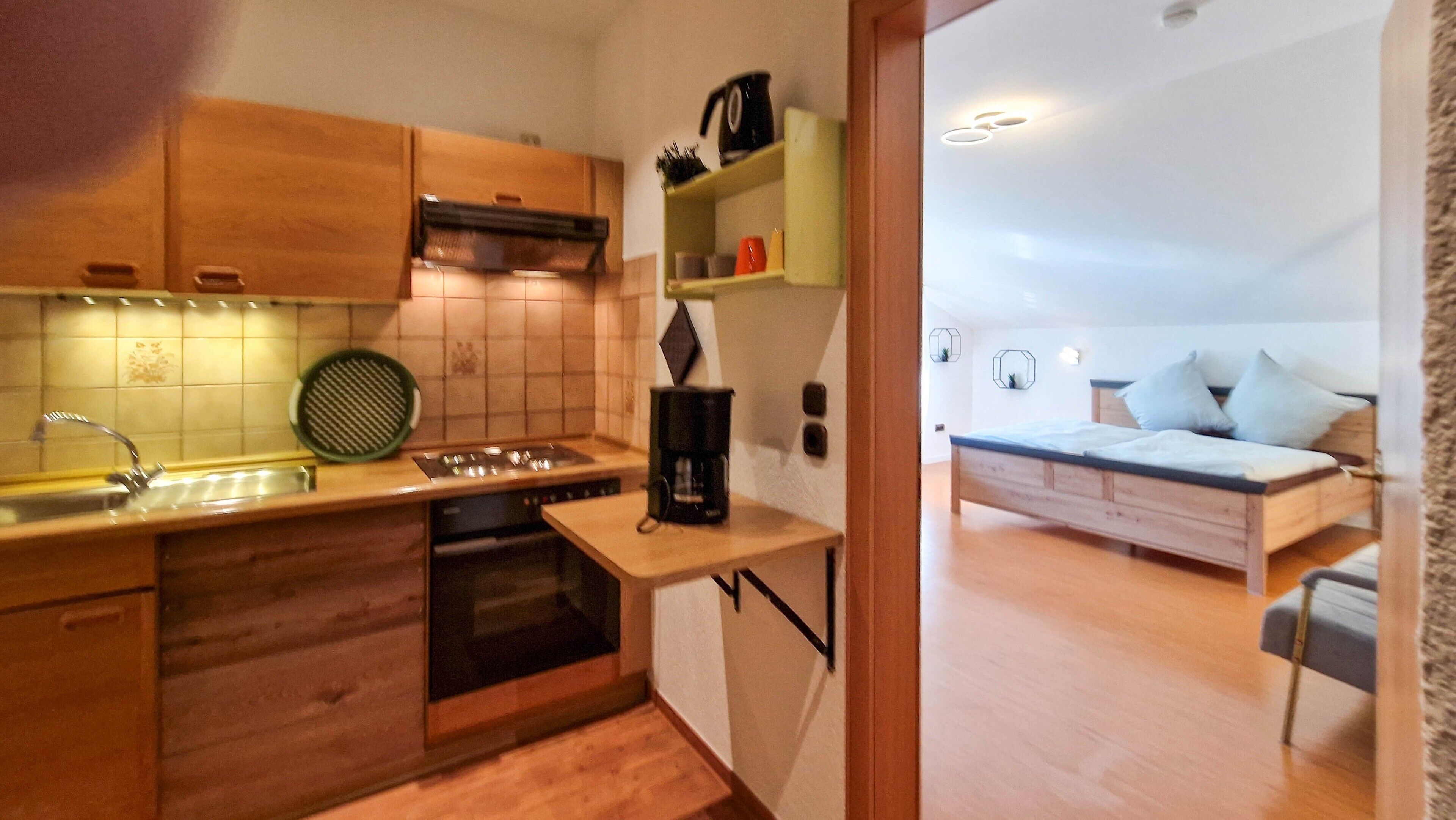 Kühlschrank, Ofen, Herdplatte, Wasserkocher mit Kaffee-/Teezubehör