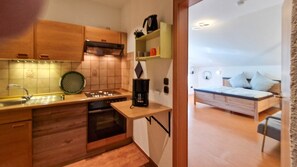 Réfrigérateur, un four, surface de cuisson, cafetière-théière