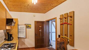 Fridge, oven, stovetop, coffee/tea maker