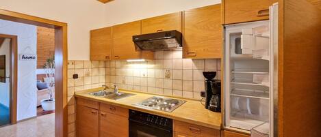 Fridge, oven, stovetop, coffee/tea maker