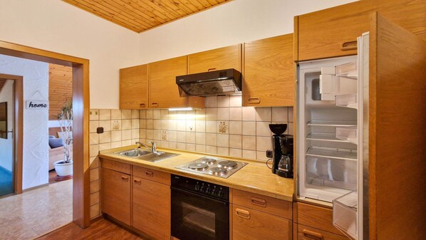 Fridge, oven, stovetop, coffee/tea maker