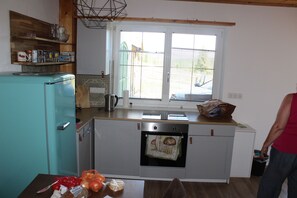 ثلاجة، فرن، موقد طهي مسطح، غسالة أطباق