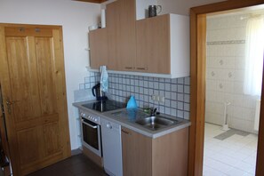 Fridge, oven, stovetop, coffee/tea maker