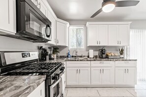 Refrigerador, microondas, horno y parrilla de estufa 