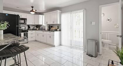 Fly-In Style: Charming Townhome 6 Mins from RIC!
