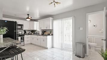 Jääkaappi, mikroaaltouuni, uuni, liesi