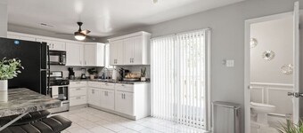 Fly-In Style: Charming Townhome 6 Mins from RIC!