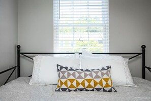 3 bedrooms, desk, iron/ironing board, free WiFi