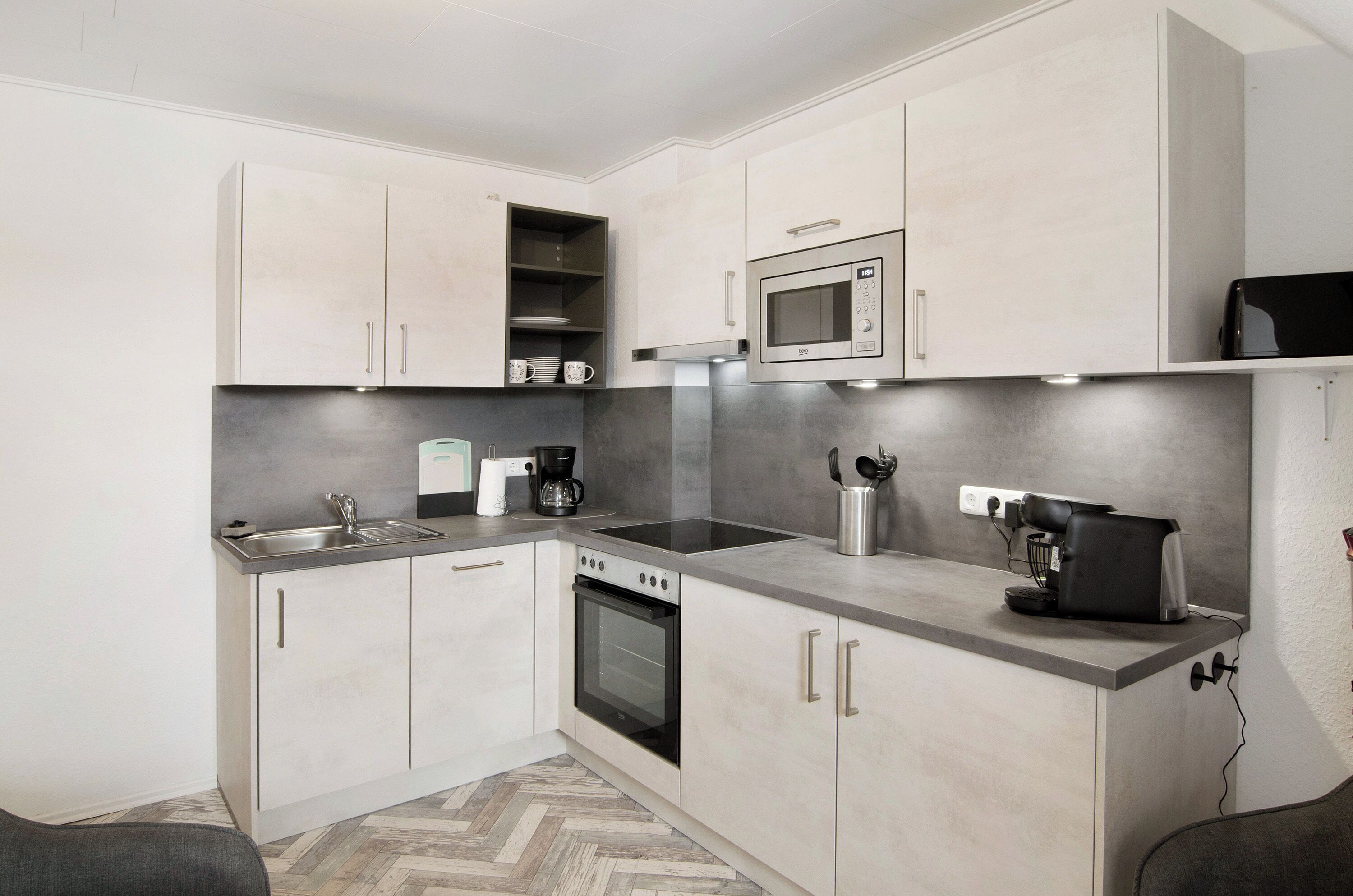 Een koelkast, een magnetron, een oven, een kookplaat