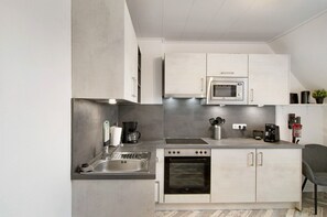 Jääkaappi, mikroaaltouuni, uuni, liesi