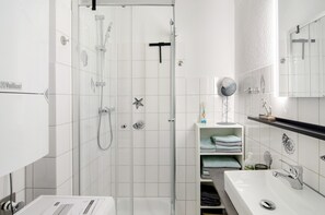 Dusche, Haartrockner, Handtücher