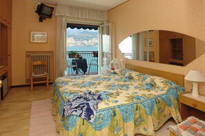 Kahden hengen classic-huone | Tallelokero huoneessa, työpöytä, ilmainen Wi-Fi, vuodevaatteet