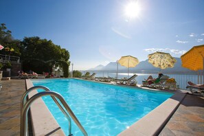 Piscine extérieure (ouverte en saison), parasols de plage