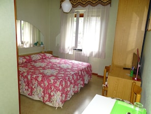 Basic Single Room | In-room safe, desk, free WiFi, bed sheets - Casa Alessandra (Malcesine)