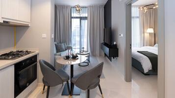 Apartamento luxo, sacada, vista para a cidade | Opções para refeição no quarto