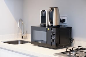 Deluxe Apartment, Balcony, City View | Private kitchen | Fridge, microwave, oven, stovetop