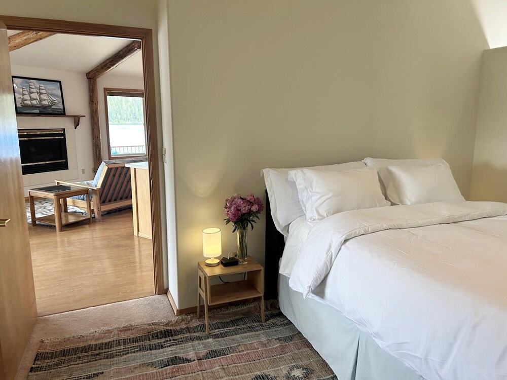 Lakefront Lodging at a Marina in Beautiful Cavanaugh Bay on Priest Lake