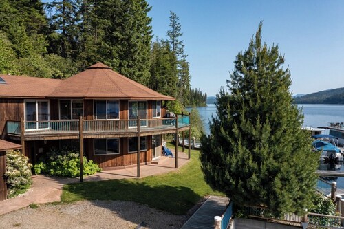 Lakefront Lodging at a Marina in Beautiful Cavanaugh Bay on Priest Lake 