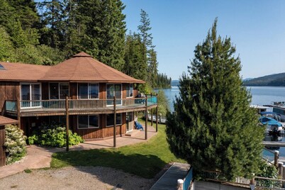 Lakefront Lodging at a Marina in Beautiful Cavanaugh Bay on Priest Lake 