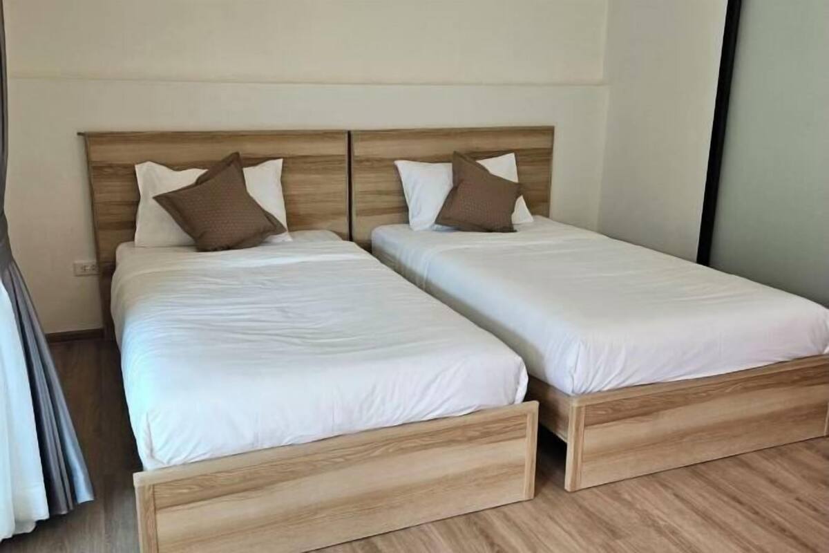 1 chambre, literie de qualité, couette en duvet, bureau