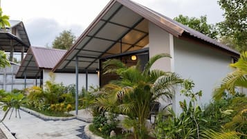 Vista frontal de la propiedad