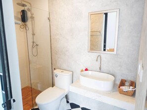 Shower, rainfall showerhead, free toiletries, hair dryer - Rapina House (Mai Khao)