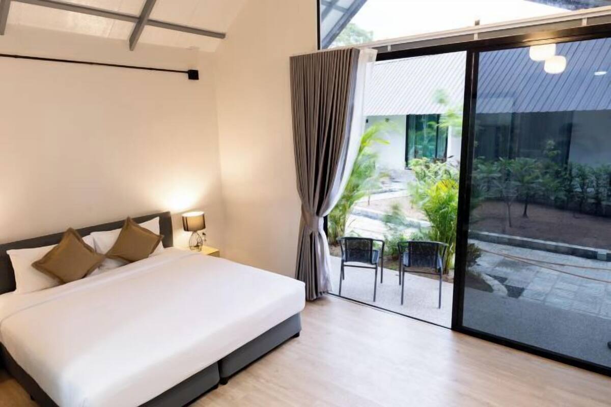 1 chambre, literie de qualité, couette en duvet, bureau