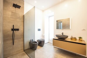 Hårtork, bidé, handdukar och tvål