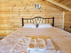 Bungalow – deluxe, utsikt mot innsjø | 1 soverom, skrivebord og sengetøy