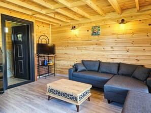 Bungalow – deluxe, utsikt mot innsjø | Oppholdsområde | En 80-centimeters LED-TV med Parabol-TV