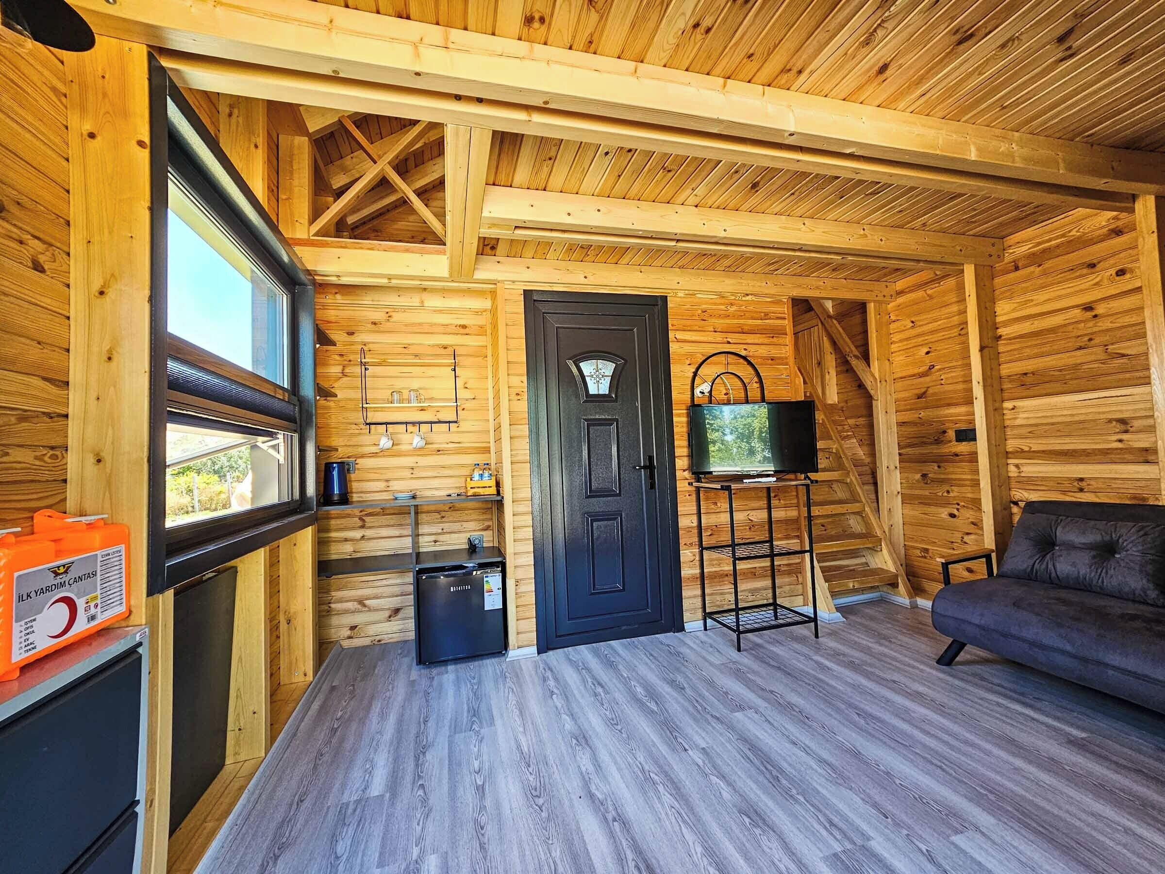 Bungalow Tiêu chuẩn, quang cảnh một phần hồ | Khu phòng khách | TV LED 80-cm có truyền hình vệ tinh 