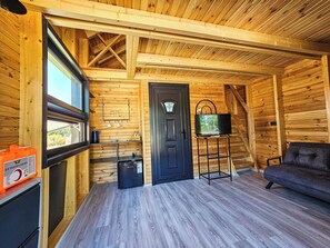 Standard Bungalow, Partial Lake View | Living area | 80-cm LED TV with satellite channels - İznik Seyir Kamp ve Bungalov (Iznik)