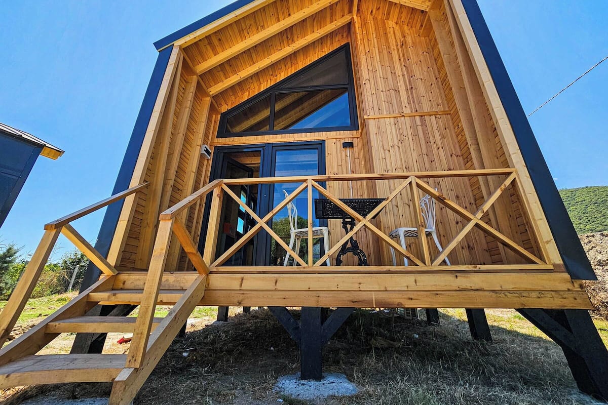 Bungalow estándar, vista parcial al lago | Terraza o patio