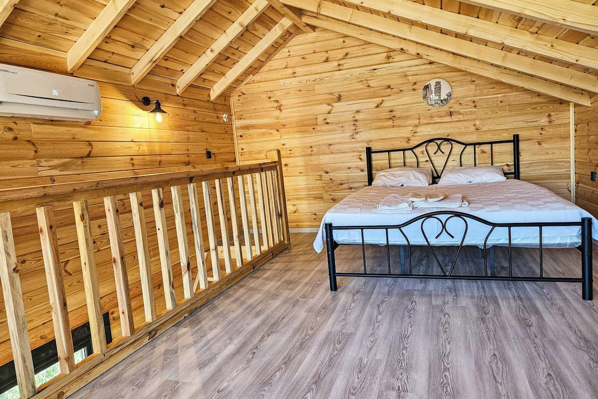 Bungalow Deluxe, vista al lago | 1 habitación, escritorio y ropa de cama