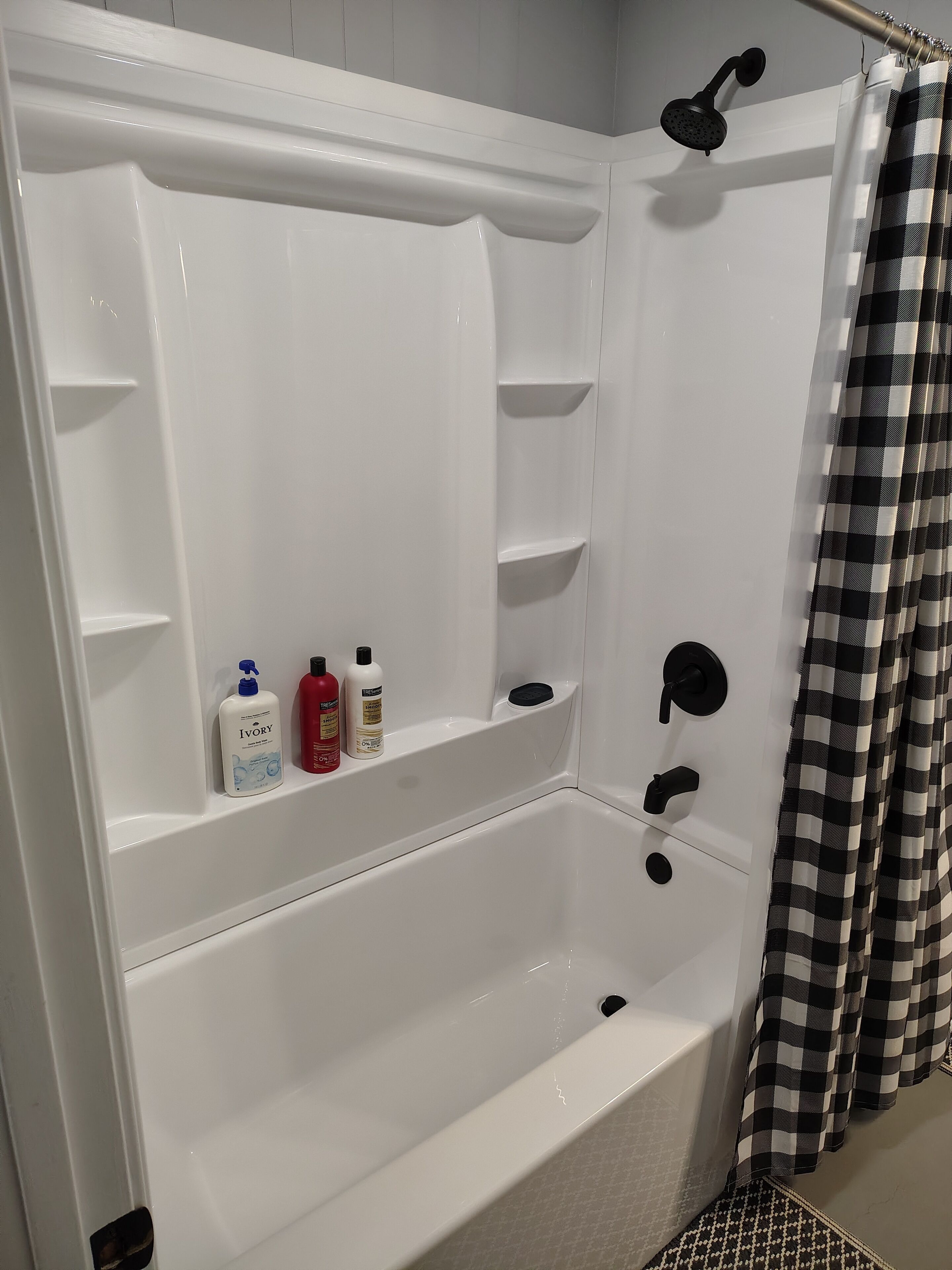 Een haardroger, handdoeken, zeep, shampoo