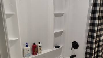 Een haardroger, handdoeken, zeep, shampoo