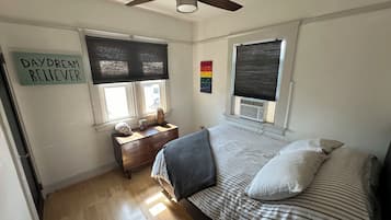2 bedrooms, desk, iron/ironing board, WiFi