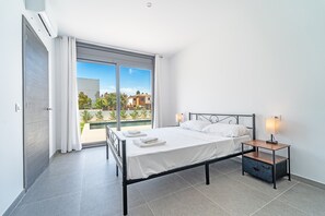 3 bedrooms, iron/ironing board, bed sheets