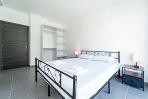 3 makuuhuonetta, silitysrauta/-lauta, vuodevaatteet