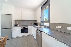 Kühlschrank, Mikrowelle, Ofen, Geschirrspüler