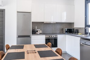 Kühlschrank, Mikrowelle, Ofen, Geschirrspüler