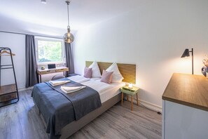 2 Schlafzimmer, Schreibtisch, Bügeleisen/Bügelbrett, Reisekinderbett