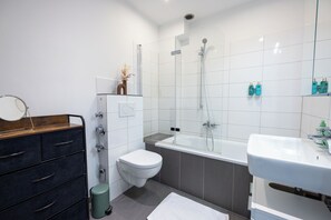 Hair dryer, towels, soap, shampoo - Ruhig Gelegen, Nahe zur Ubahn, Modern Eingerichtet (Ahrensburg)
