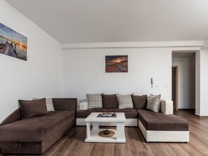 Comfort-Apartment | Wohnbereich | Fernseher