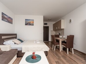 Basic Studio | Living area - Apartments 4U (Bar)