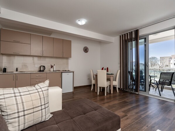 Comfort Apartment | Private kitchenette | Fridge, stovetop - Apartments 4U (Bar)
